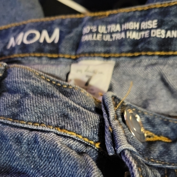 MOM 90's Ultra High Rise Jeans - Picture 3 of 3
